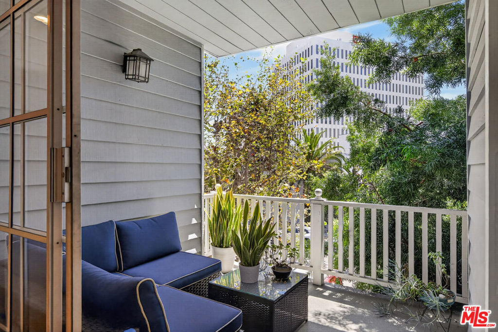 11667 Gorham Avenue 201, Los Angeles, CA 90049 — photo 1