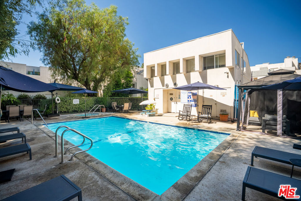 18411 Hatteras Street 218, Los Angeles, CA 91356 — photo 1