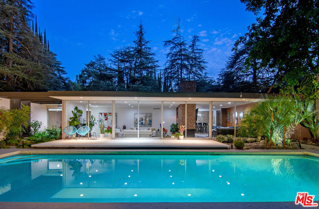 5000 Queen Victoria Road, Woodland Hills, CA 91364 — photo 1