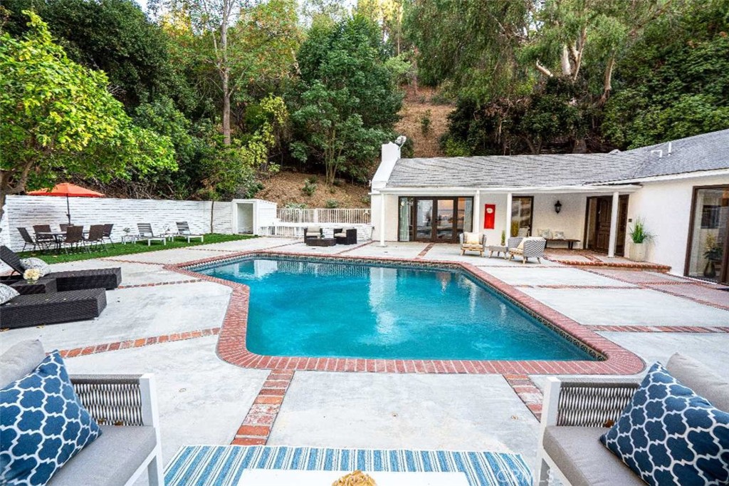 3183 N Laurel Canyon Blvd, Studio City, CA 91604 — photo 1