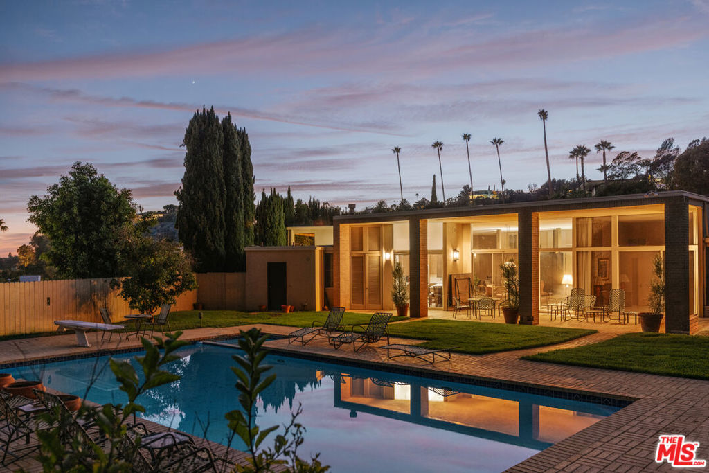1058 N Hillcrest Road, Beverly Hills, CA 90210 — photo 1
