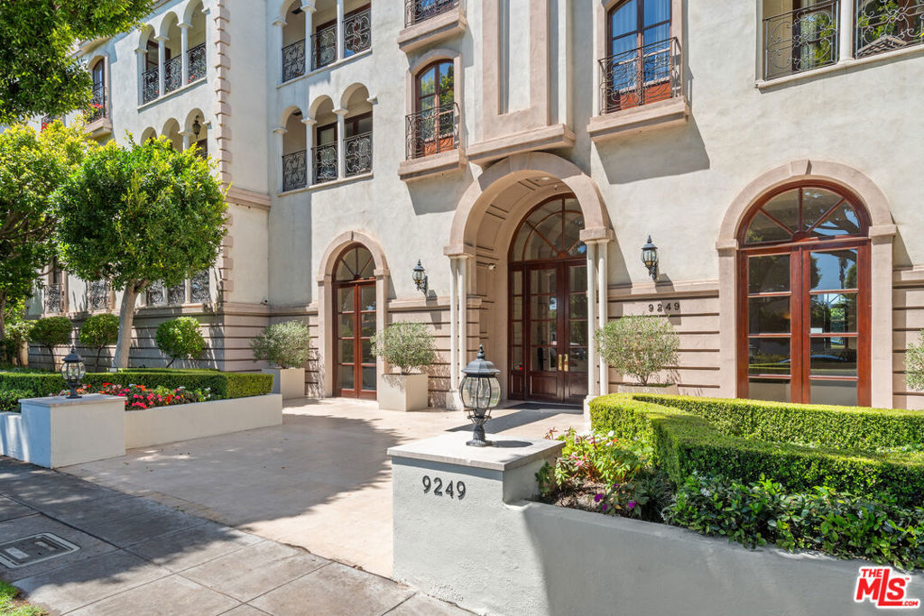9249 Burton Way 302, Beverly Hills, CA 90210 — photo 1