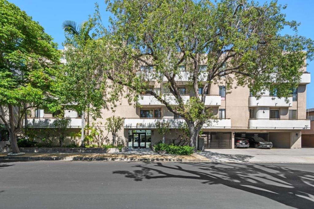 910 S Bedford Street 102, Los Angeles, CA 90035 — photo 1