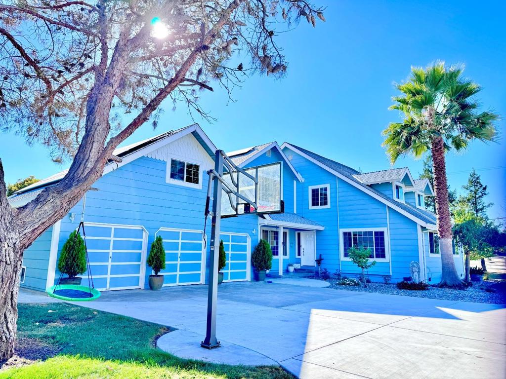 90 Adrian Dr, Hollister, CA 95023 — photo 1