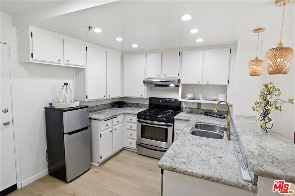 5143 Bakman Avenue 203, Los Angeles, CA 91601 — photo 1