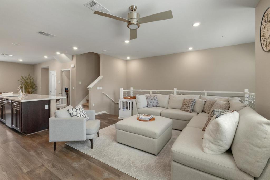 133 Llano De Los Robles Avenue 3, San Jose, CA 95136 — photo 1