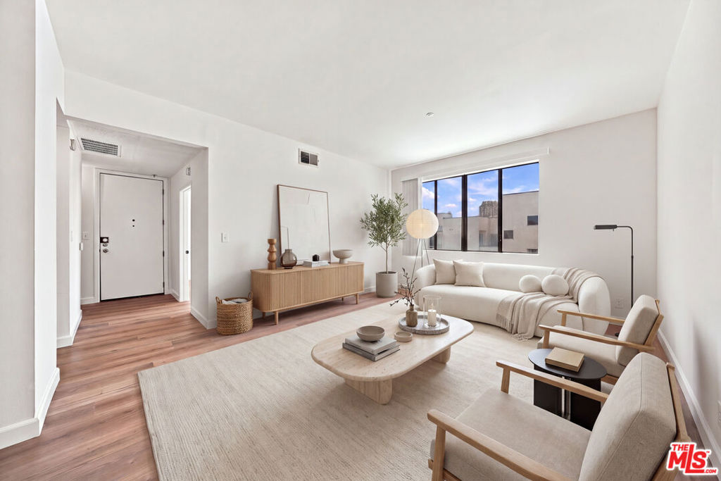 533 S St Andrews Place 404, Los Angeles, CA 90020 — photo 1