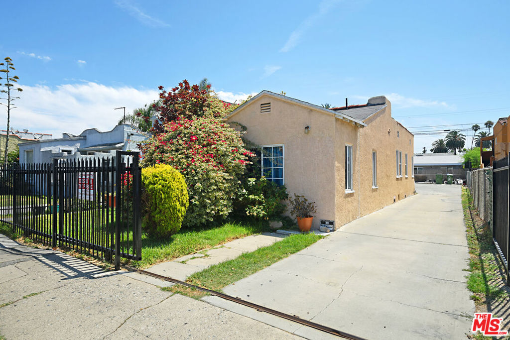 2664 S Redondo Boulevard, Los Angeles, CA 90016 — photo 1