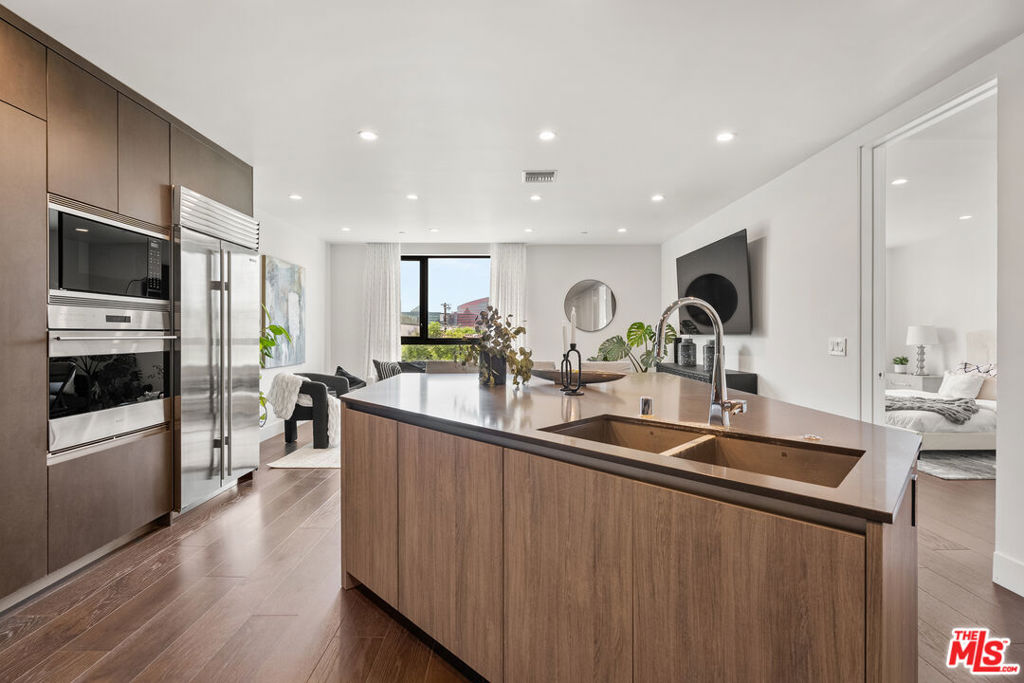 724 N Croft Avenue 301, Los Angeles, CA 90069 — photo 1
