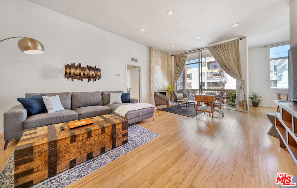 11970 Montana Avenue 308, Los Angeles, CA 90049 — photo 1
