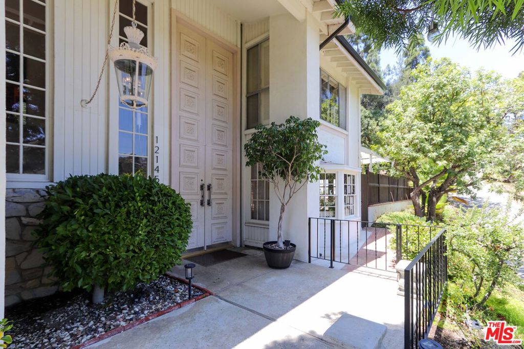 12145 La Casa Lane, Los Angeles, CA 90049 — photo 1
