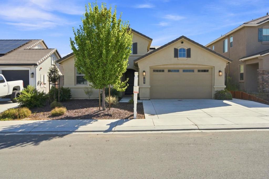 1261 Azalea Drive, Hollister, CA 95023 — photo 1