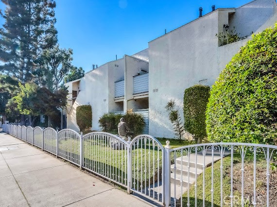 18411 Hatteras 114, Tarzana, CA 91356 — photo 1