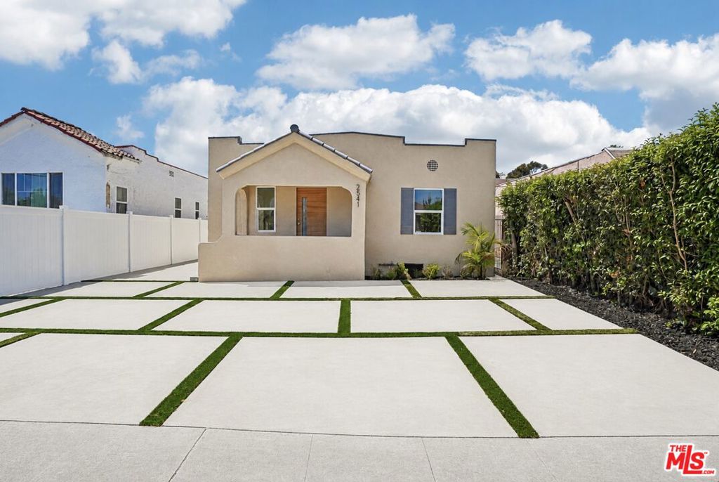 2541 Carmona Avenue, Los Angeles, CA 90016 — photo 1