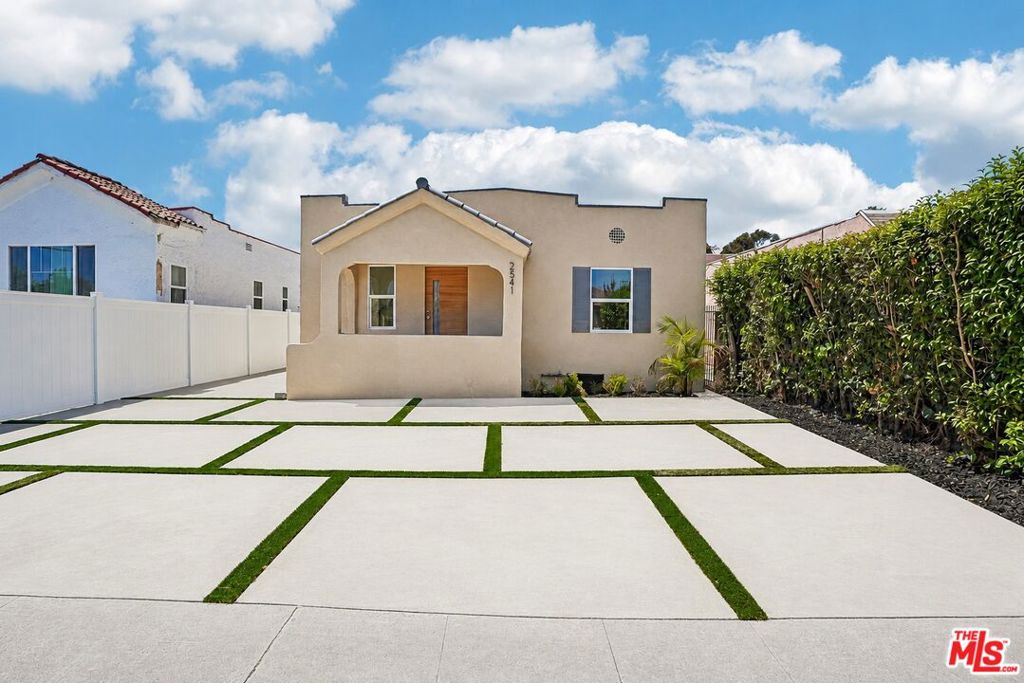 2541 Carmona Avenue, Los Angeles, CA 90016 — photo 1