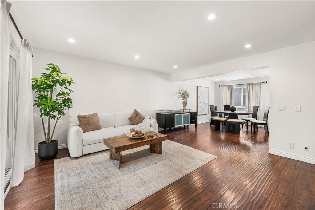 18333 Hatteras 6, Tarzana, CA 91356 — photo 1