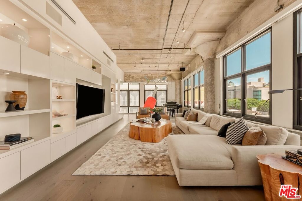 330 W 11th Street 401 & 402, Los Angeles, CA 90015 — photo 1