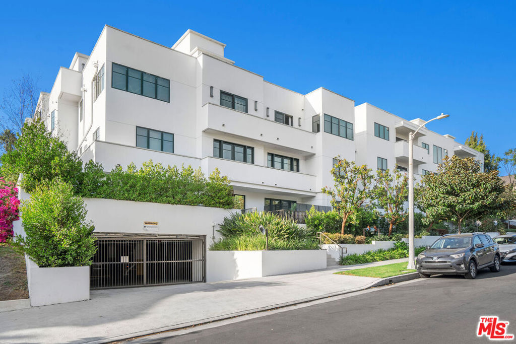 859 S Lucerne Boulevard 110, Los Angeles, CA 90005 — photo 1
