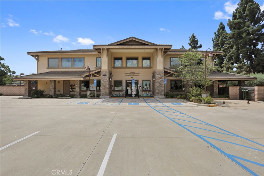 818 W Gladstone