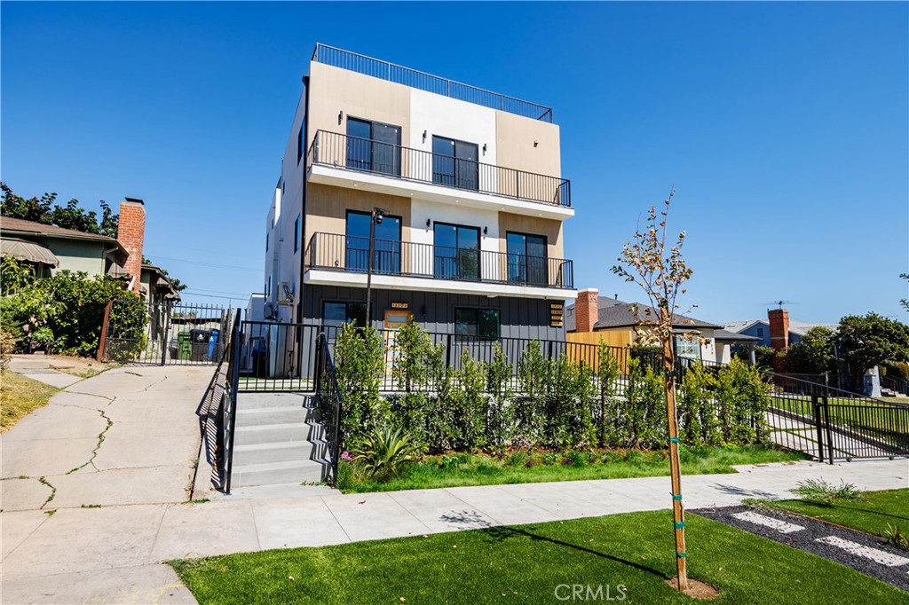1330 S Longwood Avenue, Los Angeles, CA 90019 — photo 1