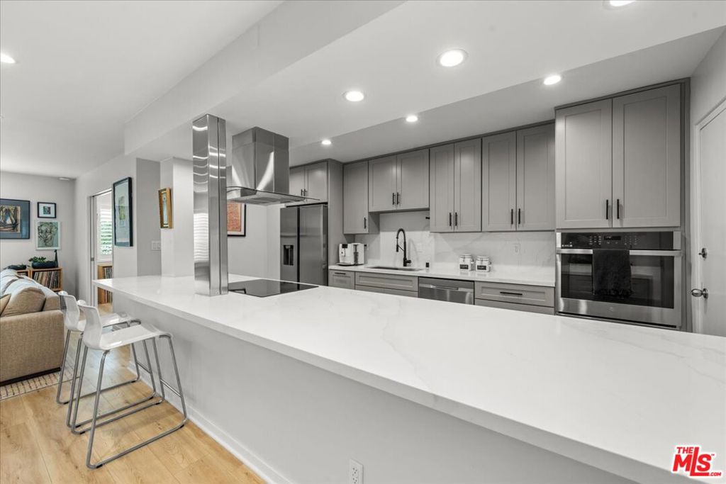 1045 N Kings Road 204, West Hollywood, CA 90069 — photo 1