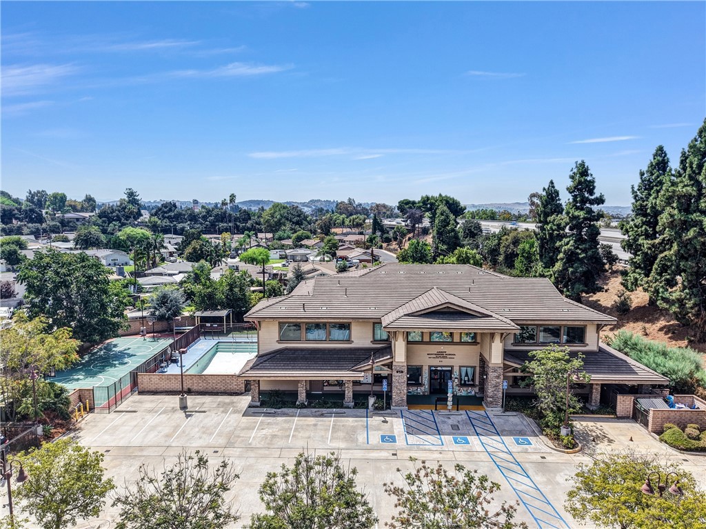 818 W Gladstone