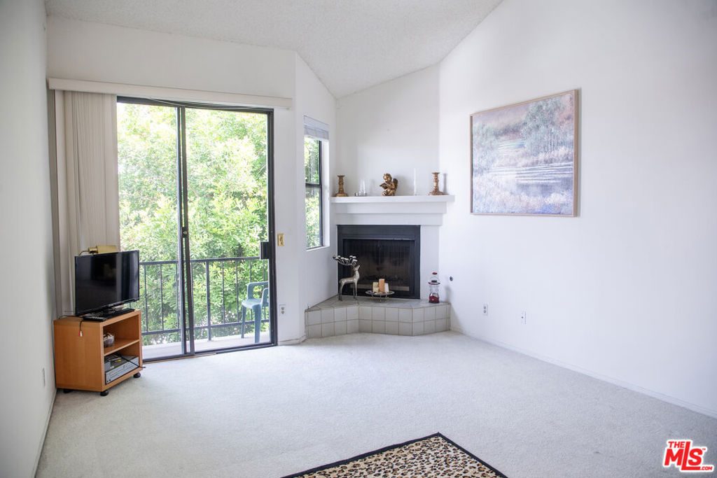 6323 Reseda Boulevard 44, Tarzana, CA 91335 — photo 1