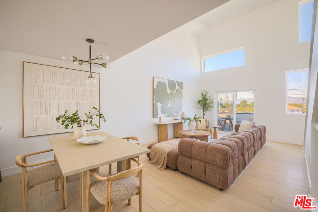 11218 W Victory Boulevard 4, Los Angeles, CA 91606 — photo 1