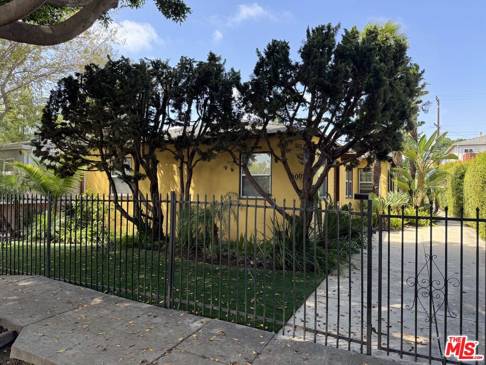 2005 Oak Street, Santa Monica, CA 90405 — photo 1