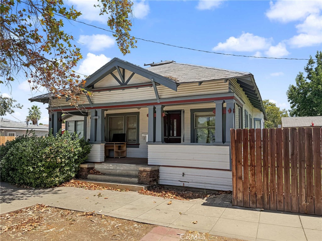 2112 C St, Bakersfield, CA 93301 — photo 1