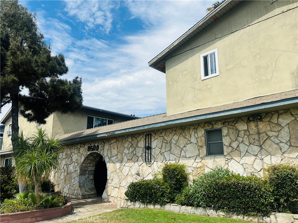 8500 Sunland, Los Angeles, CA 91352 — photo 1
