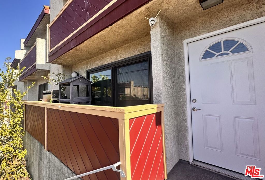 15554 Parthenia Street 8, Los Angeles, CA 91343 — photo 1