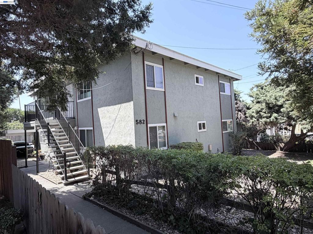 582 E H St, Benicia, CA 94510 — photo 1