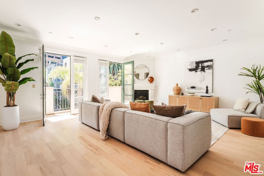 11749 Goshen Avenue 202, Los Angeles, CA 90049 — photo 1