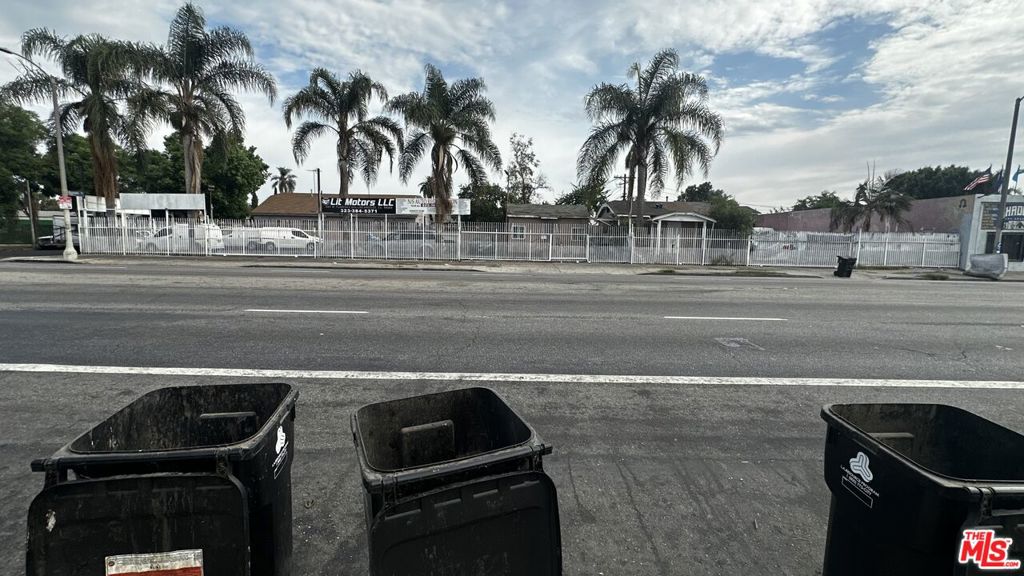 663 665 W Florence Avenue, Los Angeles, CA 90044 — photo 1