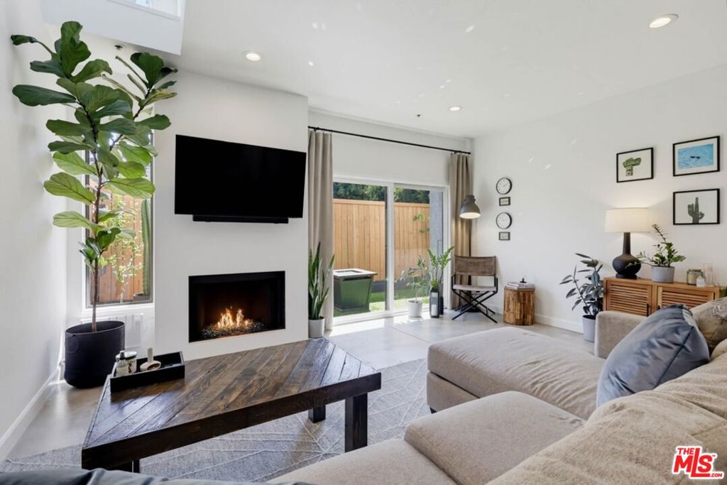 12752 Moorpark Street 3, Los Angeles, CA 91604 — photo 1
