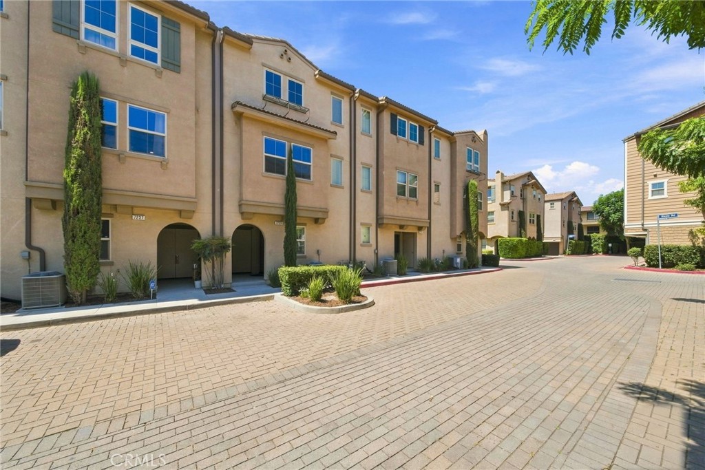7239 N Cedar Rd, Van Nuys, CA 91405 — photo 1