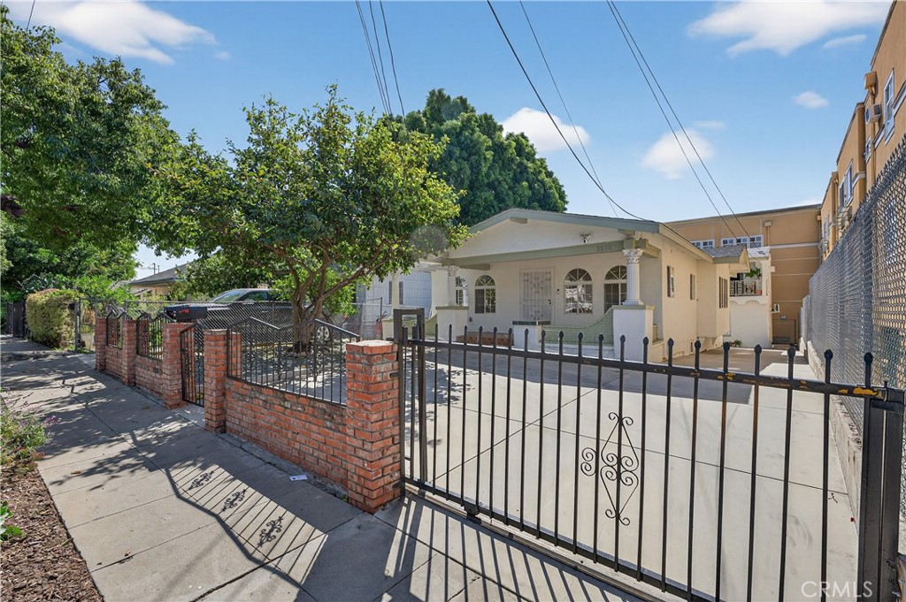 3538 London, Los Angeles, CA 90026 — photo 1