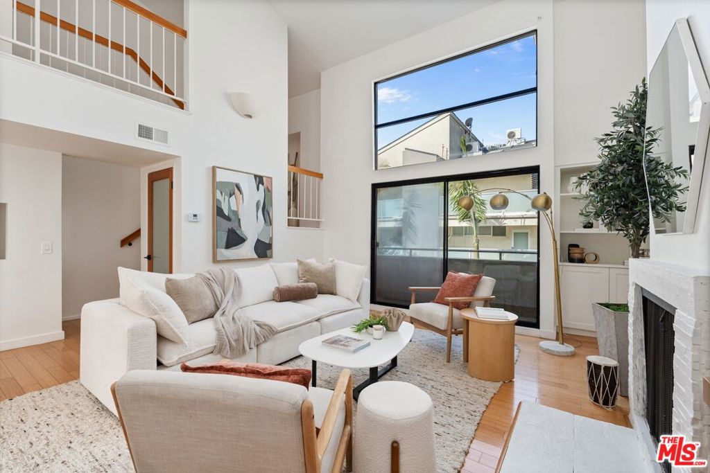 11 Mast Street B, Los Angeles, CA 90292 — photo 1