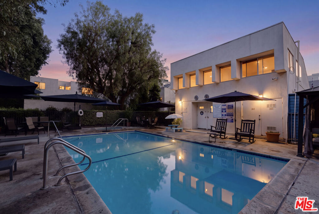 18411 Hatteras Street 246, Tarzana, CA 91356 — photo 1