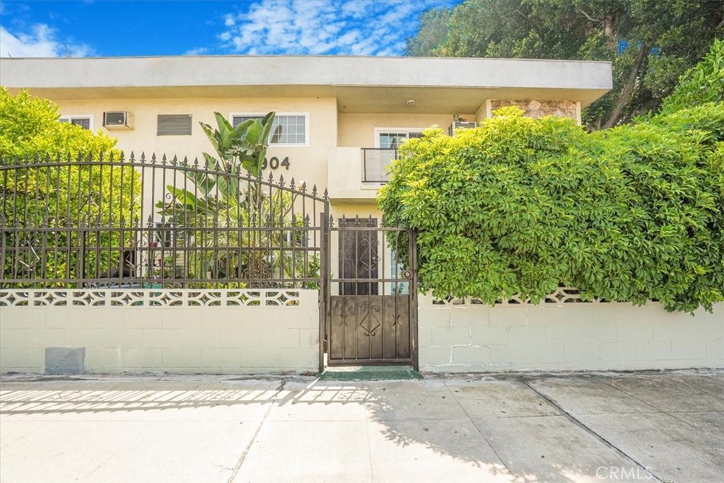 6904 Radford Avenue 1, North Hollywood, CA 91605 — photo 1