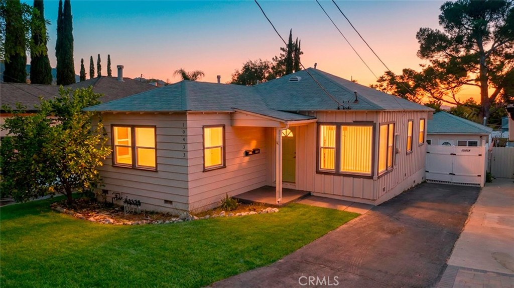 10423 -10425 Mcclemont Avenue, Tujunga, CA 91042 — photo 1