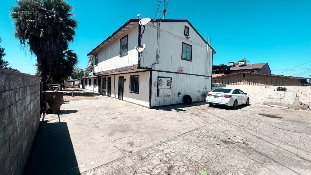237 Dr Martin Luther King Jr, Bakersfield, CA 93307 — photo 1