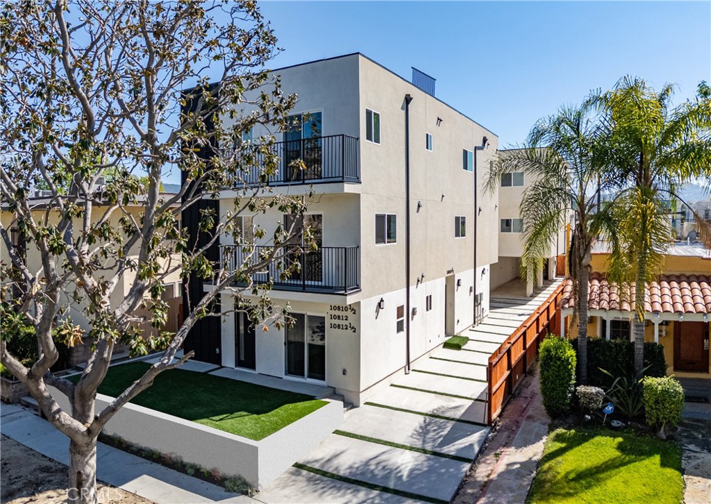 10810 Hesby, Los Angeles, CA 91601 — photo 1