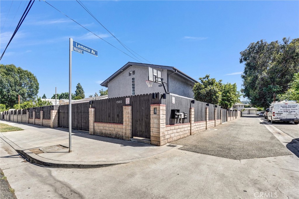 15012 Wyandotte, Los Angeles, CA 91405 — photo 1