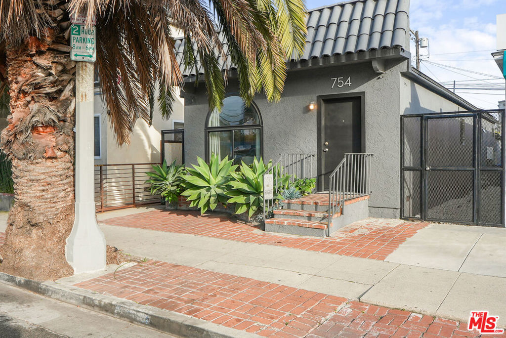 754 Washington Boulevard, Los Angeles, CA 90292 — photo 1