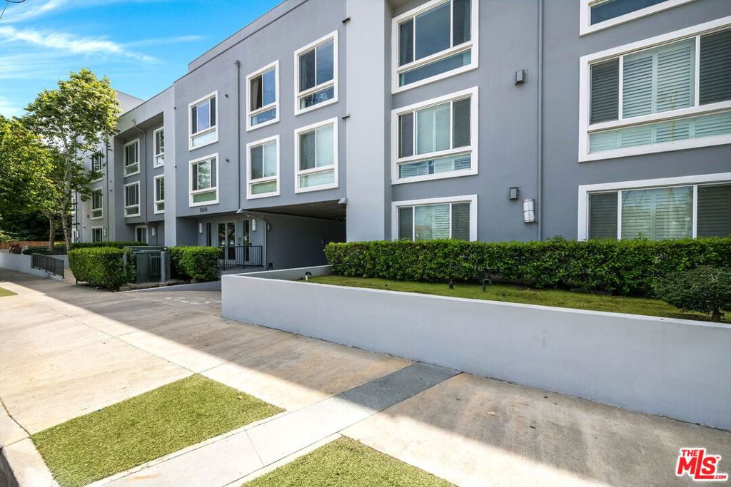10878 Bloomfield Street 406, Toluca Lake, CA 91602 — photo 1