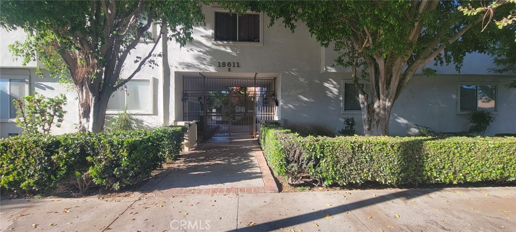 18611 Collins Street E 33, Tarzana, CA 91356 — photo 1