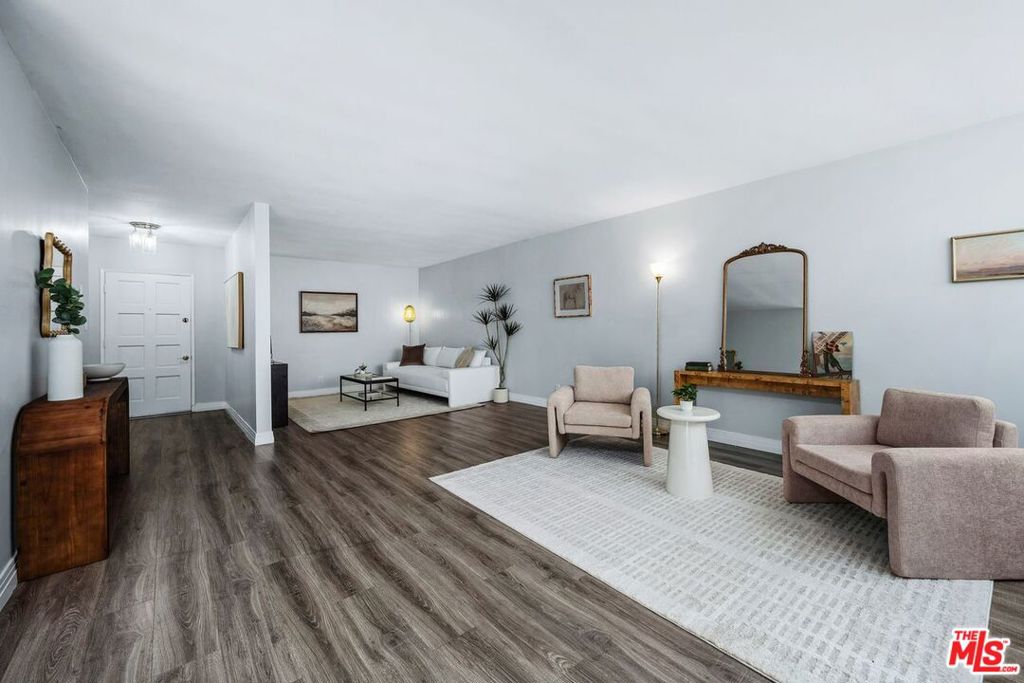 530 S Barrington Avenue 109, Los Angeles, CA 90049 — photo 1