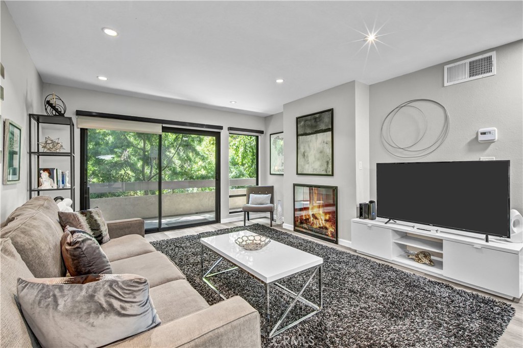 950 N Kings Road 103, West Hollywood, CA 90069 — photo 1